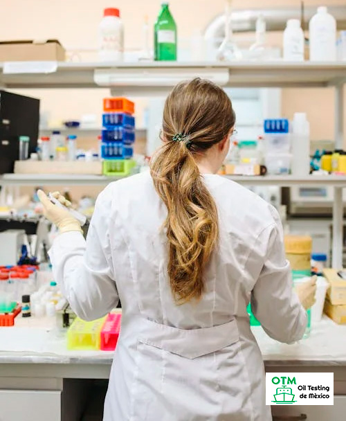 Mujer usando quimicos